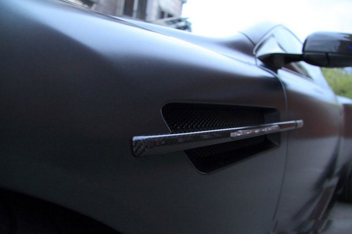 Sơn màu đen xám của xe tạo sự bí ẩn thần bí và cũng tương phản với một số chi tiết "bóng lộn" khác của xe.